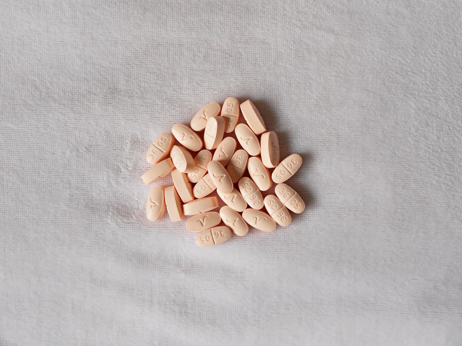 A pile of peach-coloured hydrocodone and acetaminophen tablets